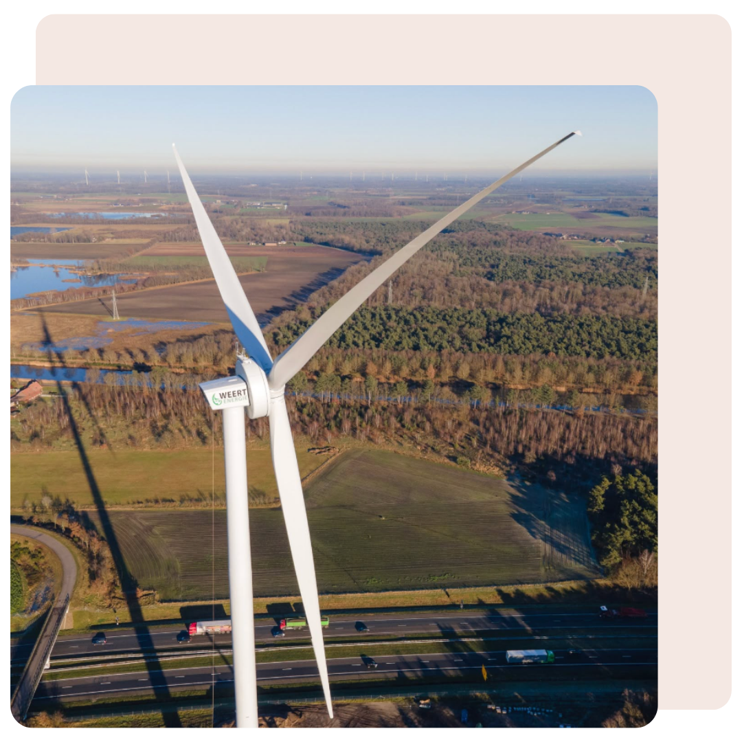Campagnebeeld WeertEnergie — windmolen in het Weerter landschap voor een socialmediapost over lokale energie.